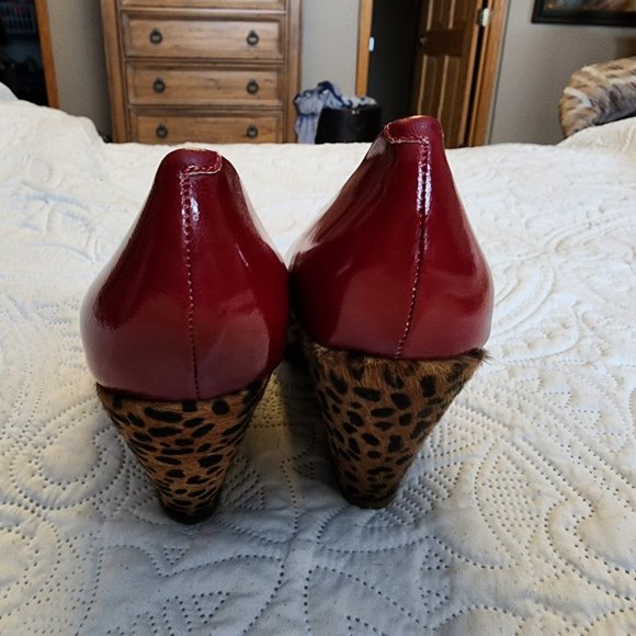 LKNW new never worn Poetic Licence red patent upper leopard calf hair wedge 8.5 - Picture 7 of 7